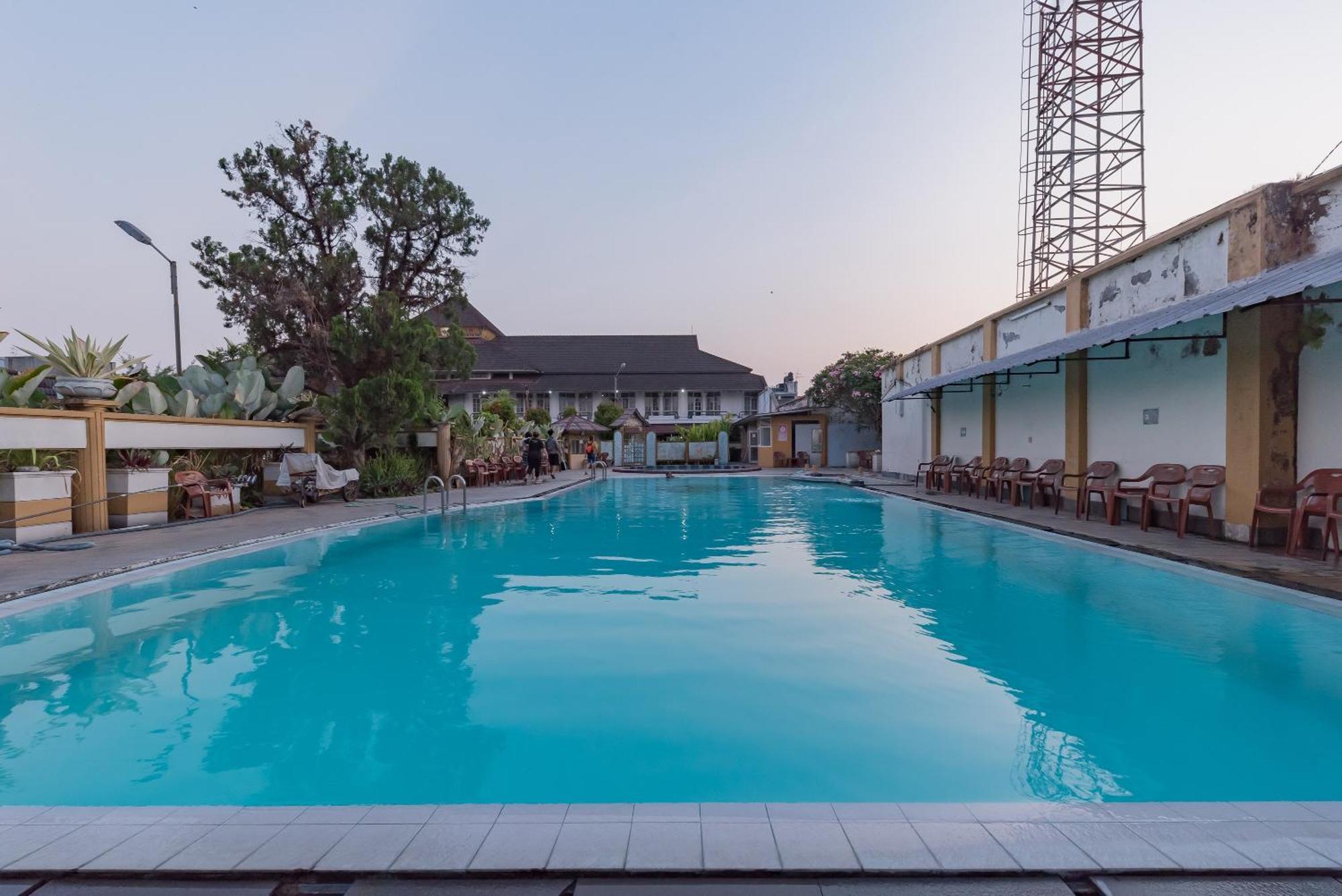 Urbanview Hotel Crown Tasikmalaya By Reddoorz Eksteriør billede