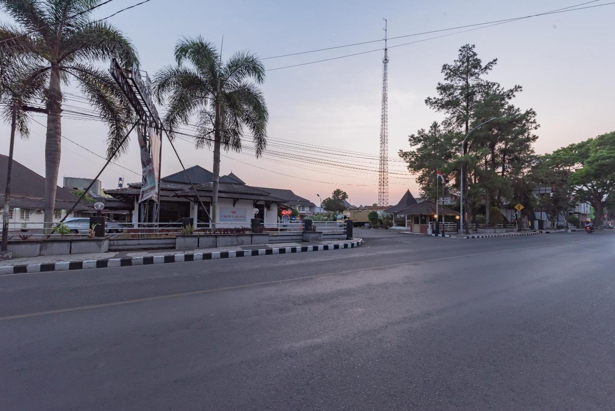 Urbanview Hotel Crown Tasikmalaya By Reddoorz Eksteriør billede