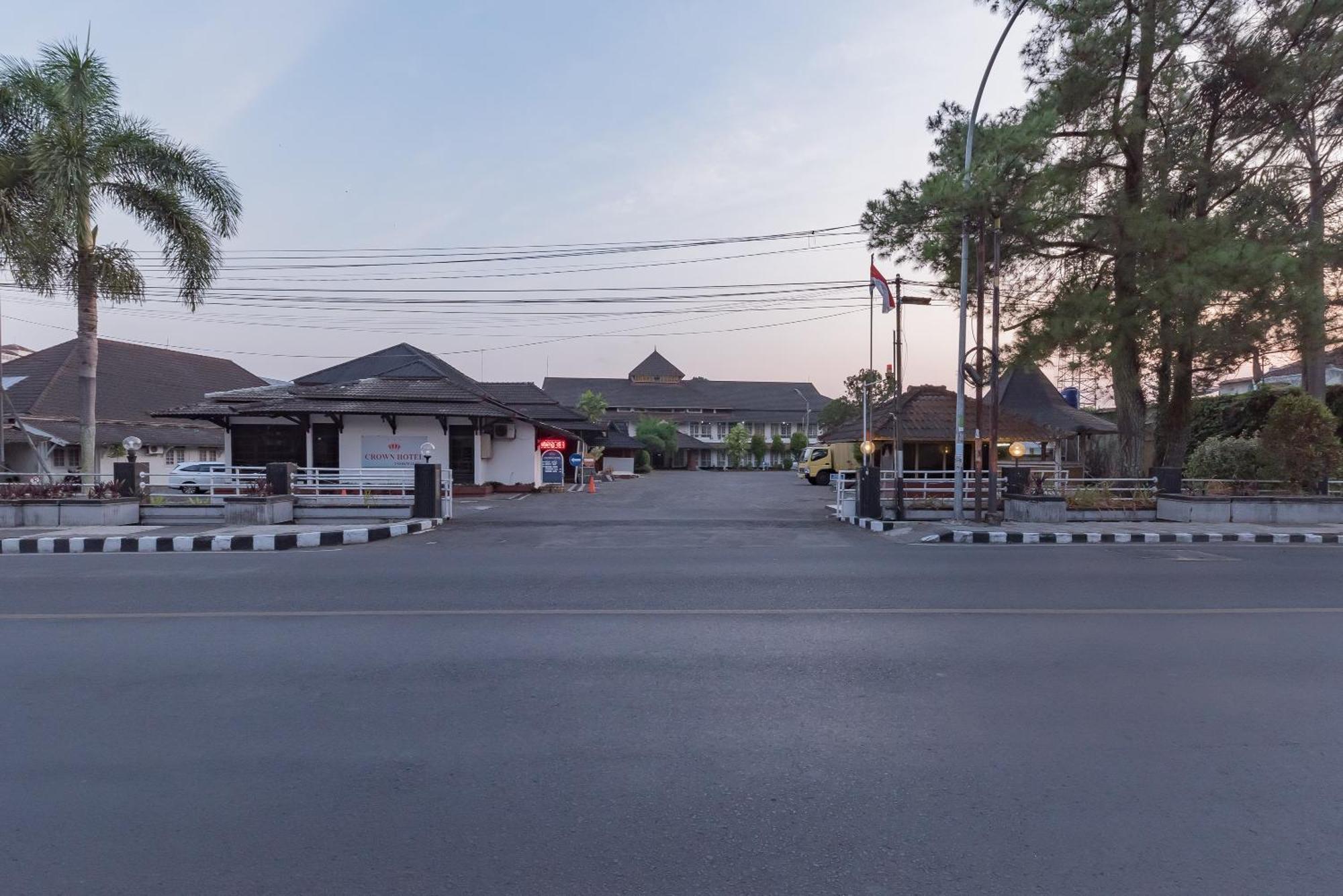 Urbanview Hotel Crown Tasikmalaya By Reddoorz Eksteriør billede