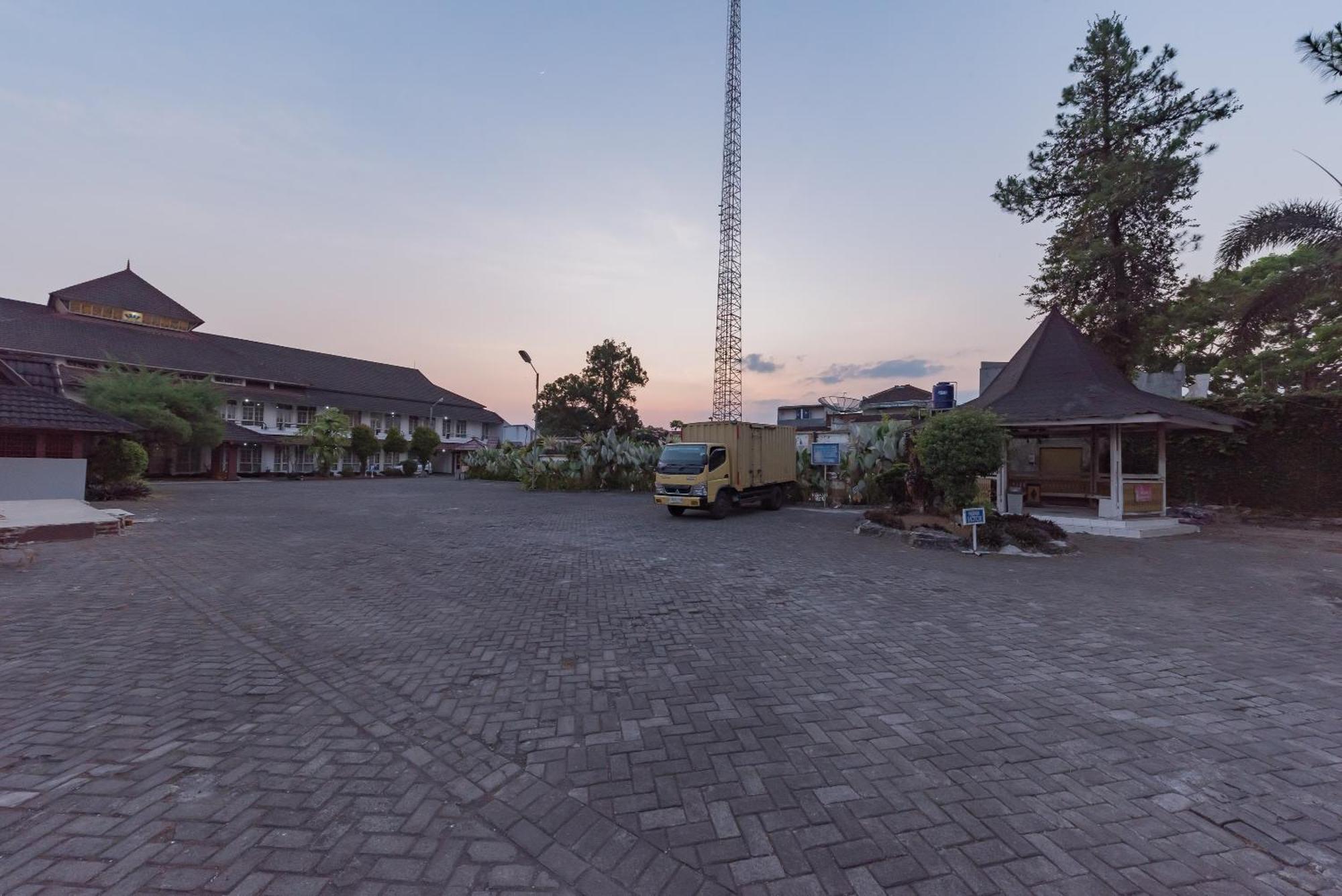 Urbanview Hotel Crown Tasikmalaya By Reddoorz Eksteriør billede