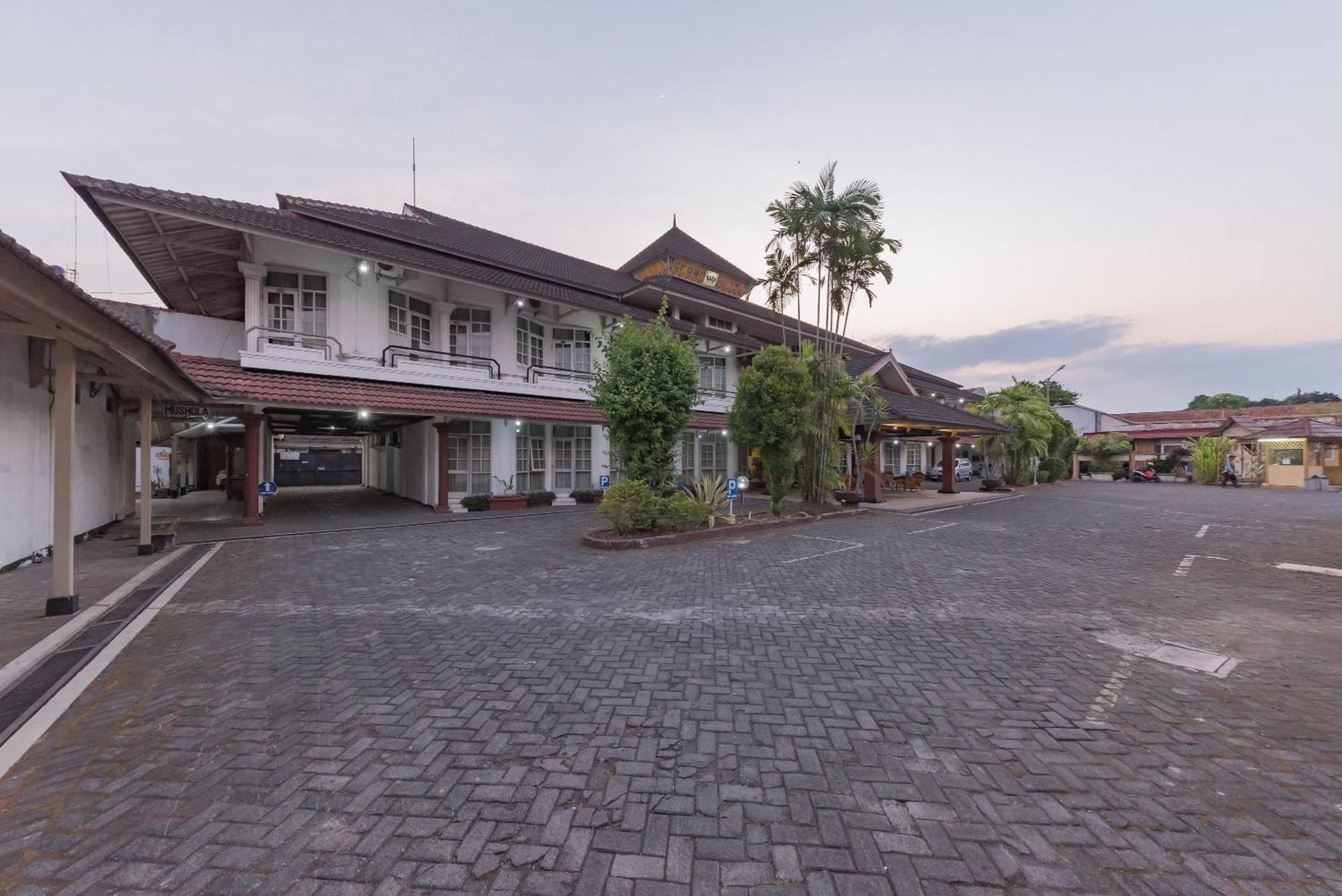 Urbanview Hotel Crown Tasikmalaya By Reddoorz Eksteriør billede